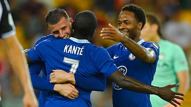 尴尬，一英格兰球迷在阿尔巴尼亚主场被旋转闸门卡住