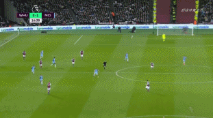 今晚，上海海港门将颜骏凌首发出场，迎来了他代表俱...