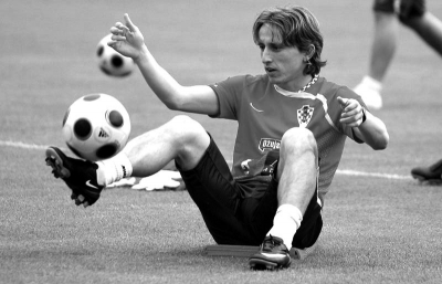 山东泰山推出官方授权球星卡，每盒售价698元