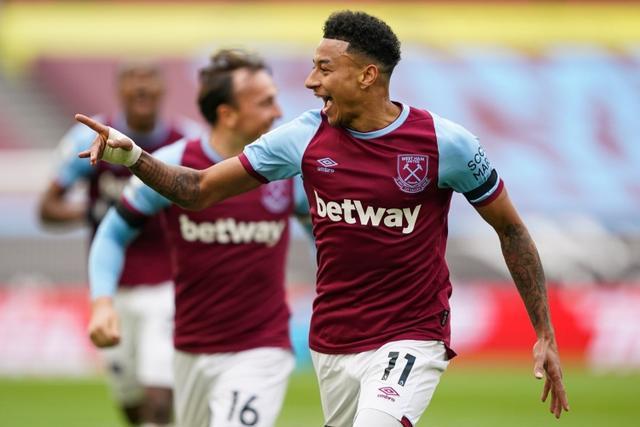 曼城大胜桑德兰，积分榜差距缩小